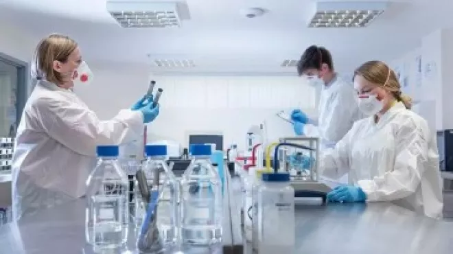人生就是博携手多家生命科学公司以及比尔及梅林达·盖茨基金会，提供研发力量和药物共同抗击新冠肺炎疫情